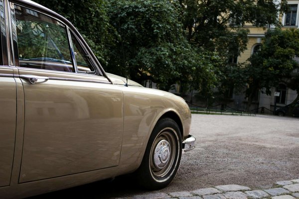 Quels produits sont efficaces pour éliminer les taches de goudron sur la carrosserie ?